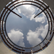 Blick durch den früheren Reaktor MERLIN in den Himmel