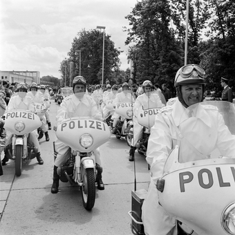 Polizisten auf Motorrädern auf dem Campus
