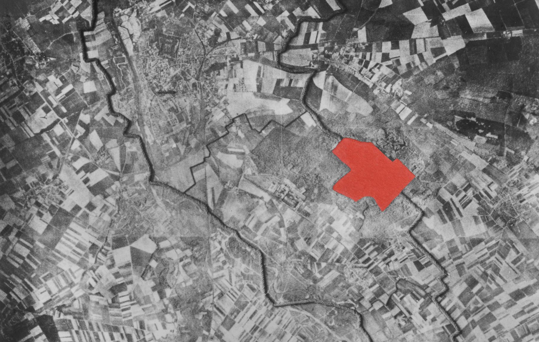Luftbildaufnahme mit roter Markierung