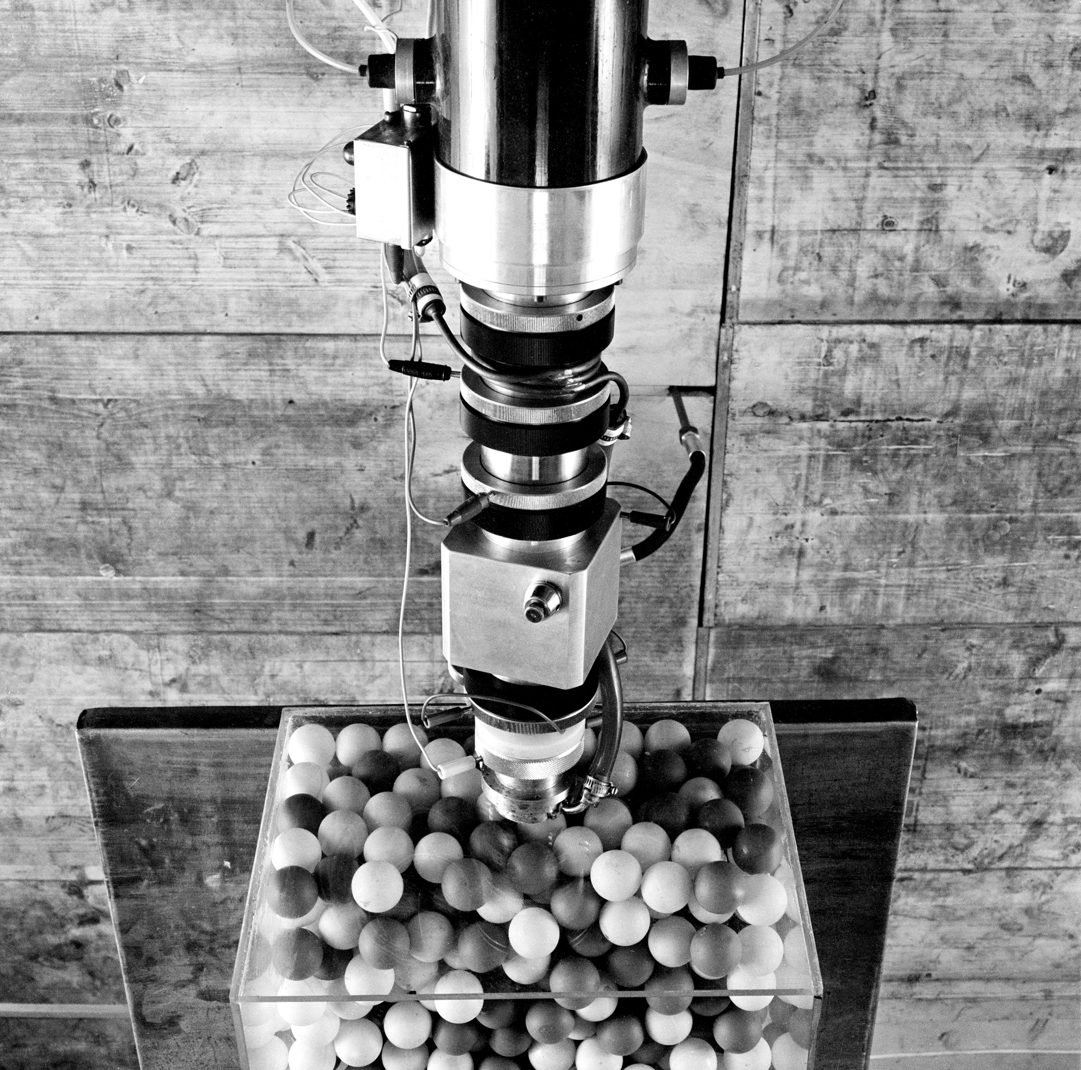 Versuchsaufbau zur Messung der Neutronendiffusion in einer Kugelschüttung, 1966