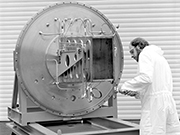Herr Bousack montiert ein Bauteil an TEXTOR zur Neutralteilcheninjektion, Zentralabteilung für Technologie 1987