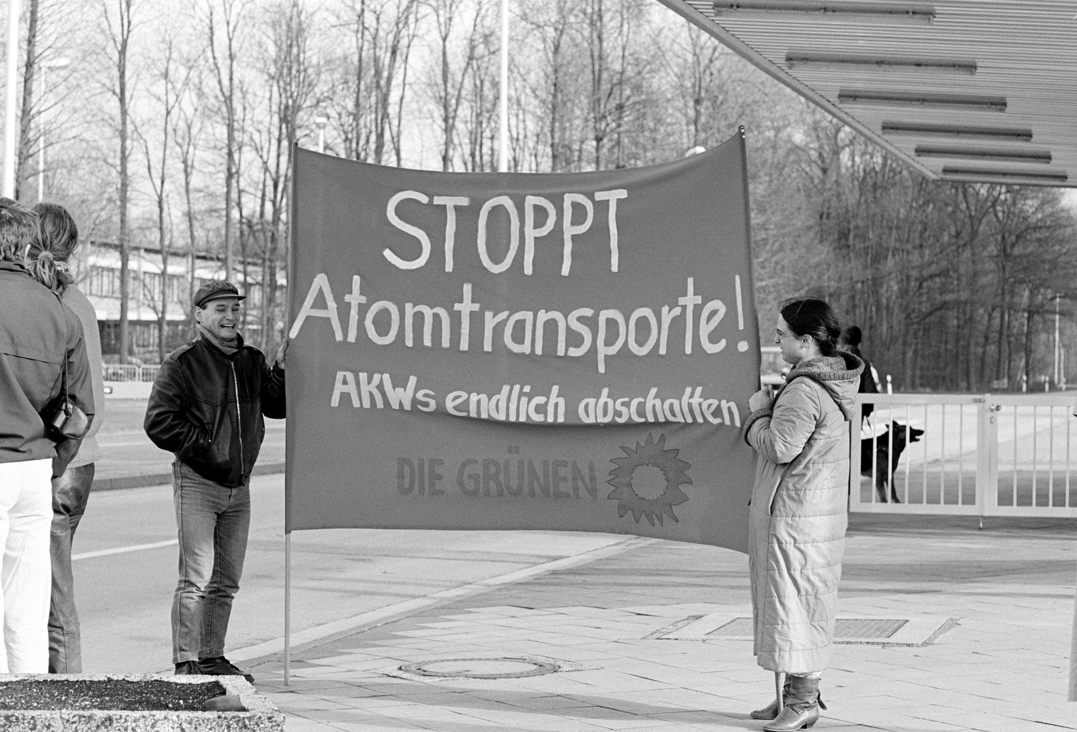 Zwei Demonstranten von den Grünen halten ein Plakat "Stoppt Atomtransporte"