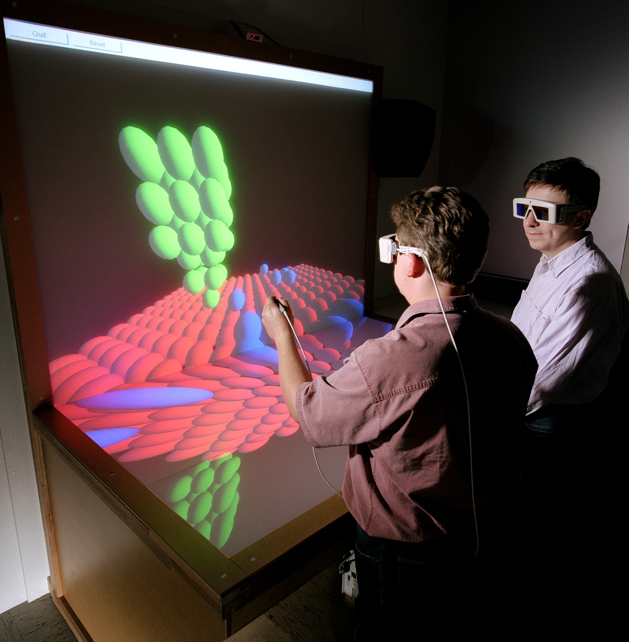 Zwei Wissenschaftler vor einer 3-D-Projektion