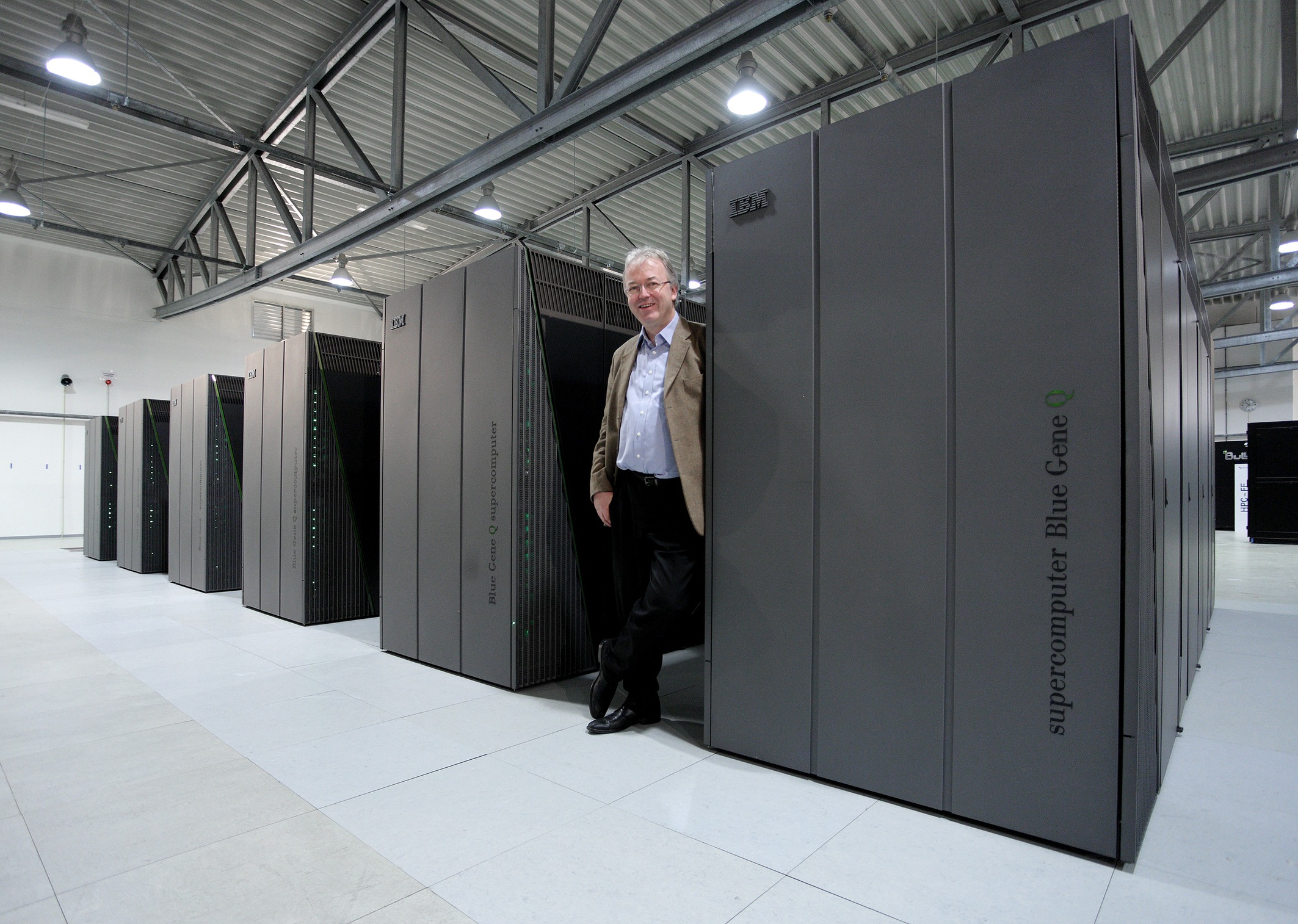 Prof. Thomas Lippert vor dem Supercomputer JUQUEEN
