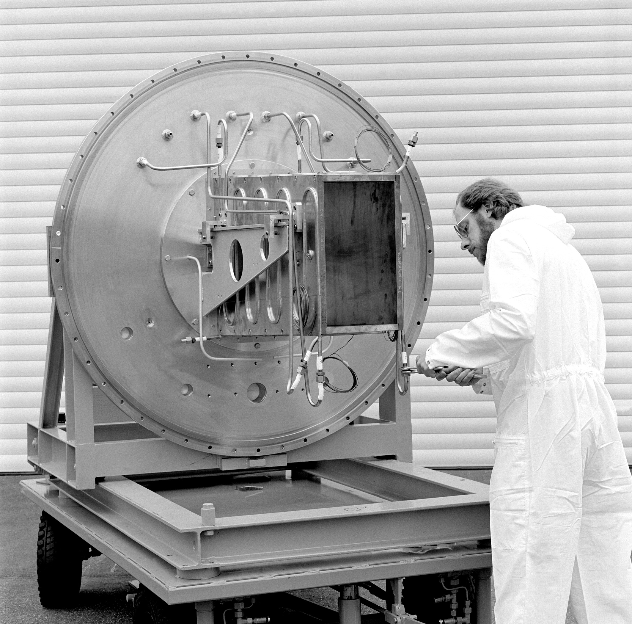 Herr Bousack montiert ein Bauteil an TEXTOR zur Neutralteilcheninjektion, Zentralabteilung für Technologie 1987