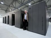 Prof. Thomas Lippert vor dem Supercomputer JUQUEEN